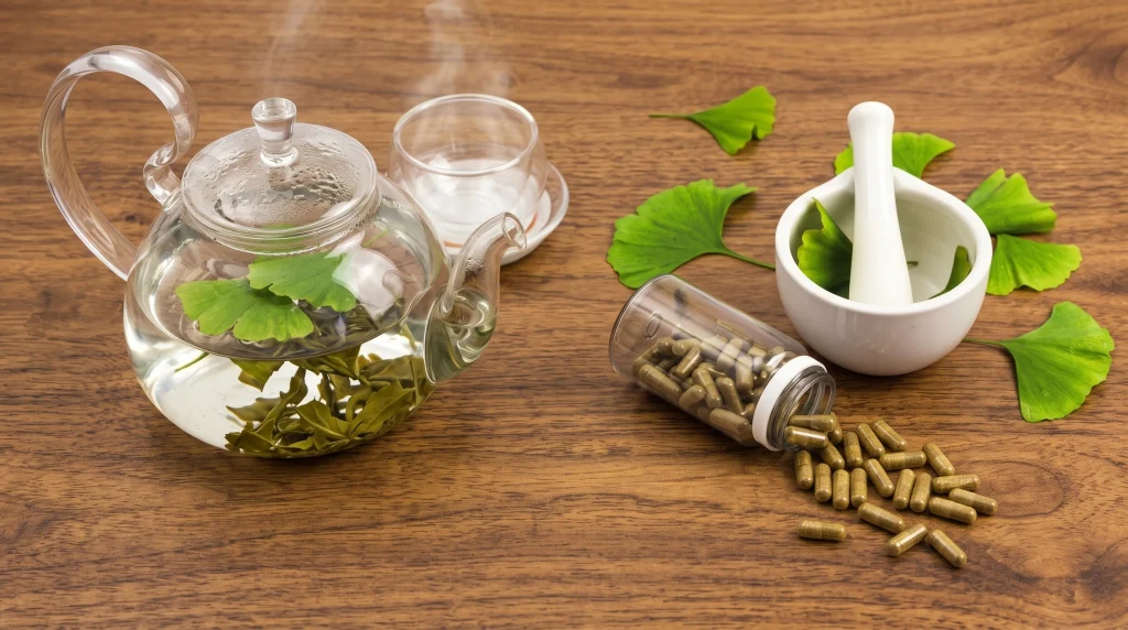 Bule de chá com folhas de Ginkgo biloba e cápsulas