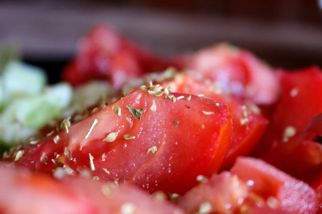 tomates frescos-com orégano para salada